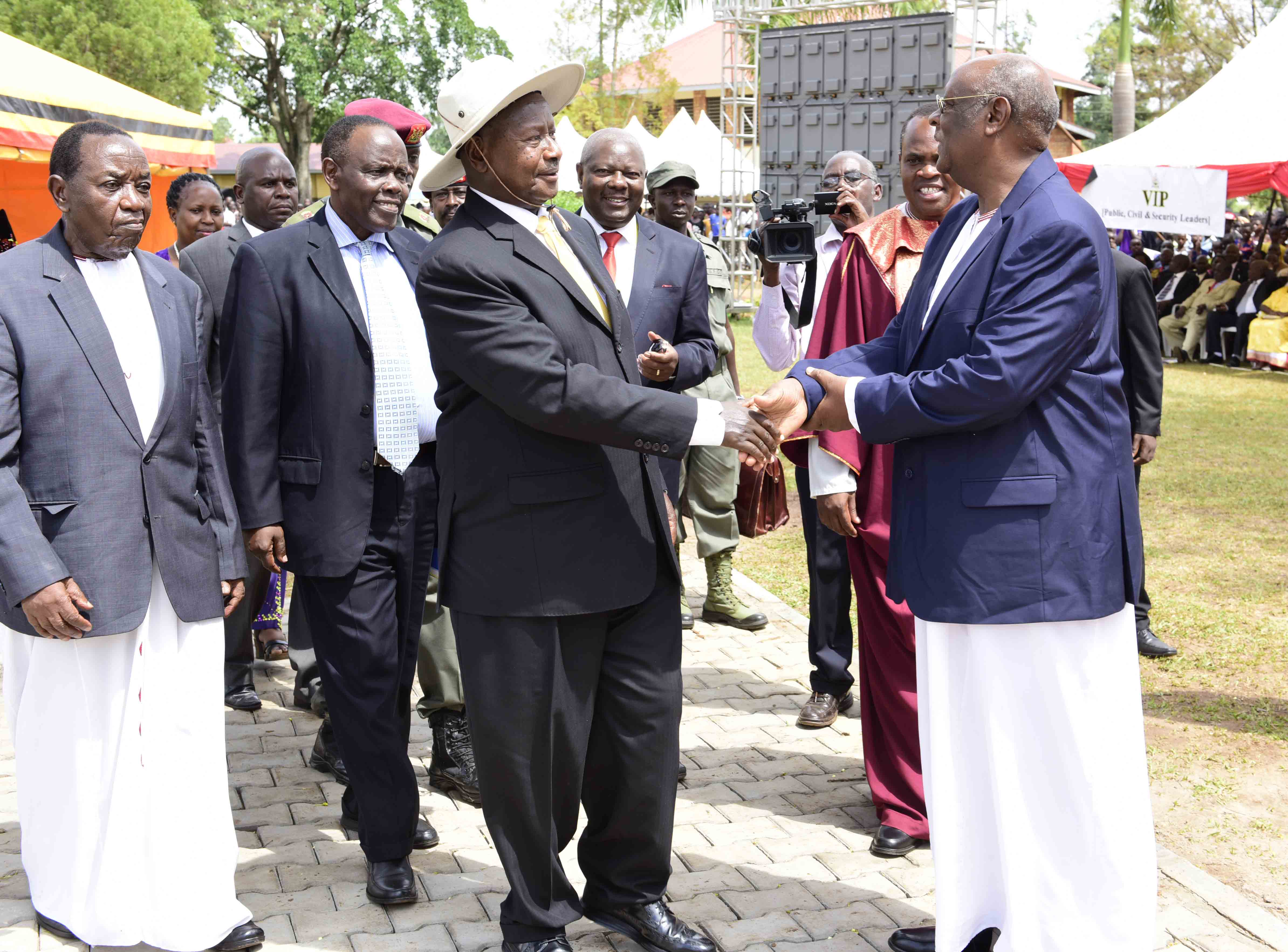 President Museveni greets Omukama Solomon Iguru