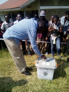 Dr. Besigye casting his vote.