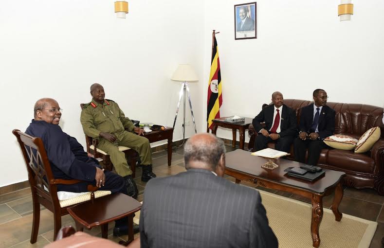 President Yoweri Museveni, the Mediator of Inter-Burudi Dialogue meets the Facilitator, former Tanzanian president Benjamin Mkapa.
