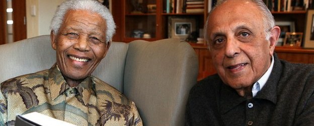 In this photo, Ahmed Kathrada and the late ANC hero Nelson Mandale enjoyed close ties.   Kathrada has added his voice to numerous calls for President Jacob Zuma to resign from office.