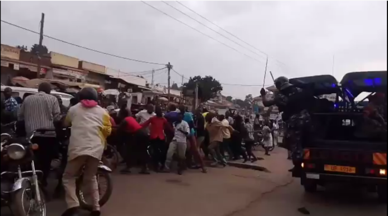 Police beats up Besigye supporters while celebrating his return [Video]