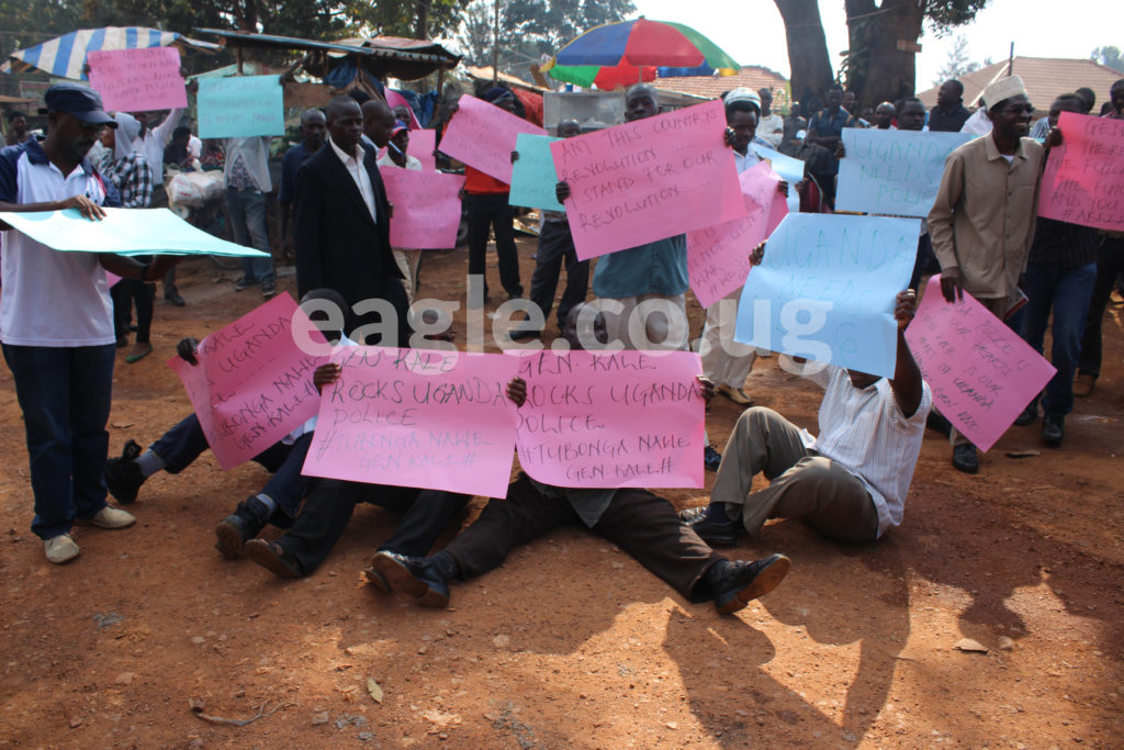 IN SUPPORT OF IGP: Supporters of IGP Kale Kayihura hold placards with messages praising police. Photo credit Pius Enywaru/eagleonline.co.ug