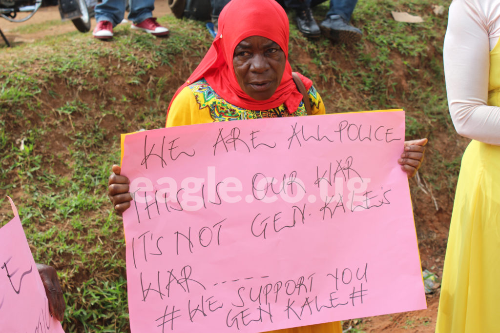 Placard holding supporters of police IGP General Kayihura. Photo credit/Pius Enywaru/eagleonline.co.ug