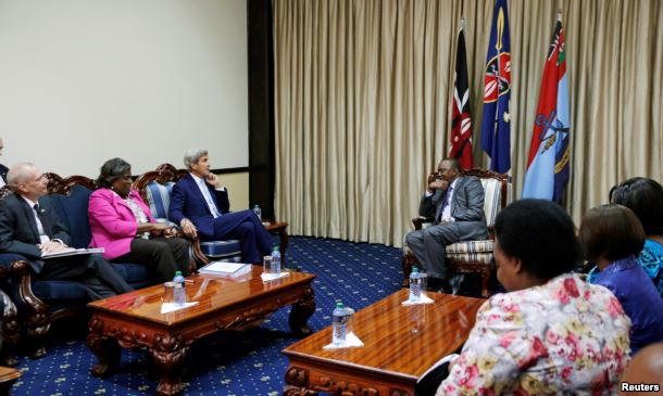 U.S. Secretary of State John Kerry (C) talks to Kenya's President Uhuru Kenyatta during their bilateral talks as other officials from Kenya and the U.S. listen., at the State House in Kenya's capital Nairobi, Aug. 22, 2016.