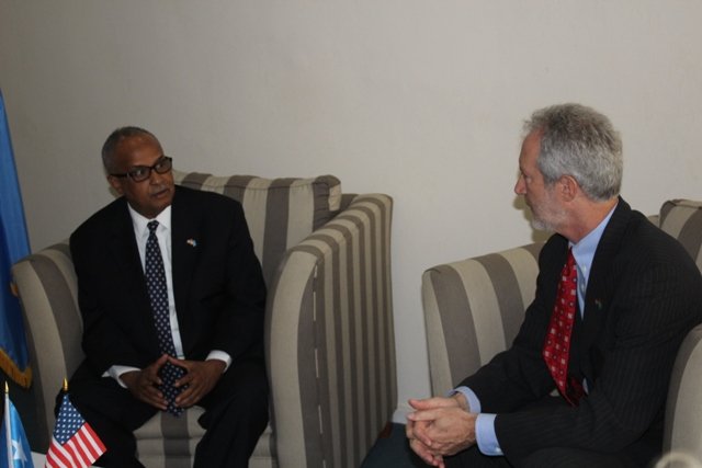 Somali foreign affairs minister Abdisalam Omar Hadliye holds talks with US Ambassador Stephen Schwartz