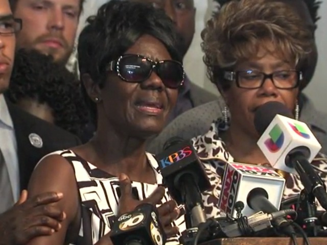 BEREAVED: Alfred Olango's mother Pamela Benge addresses a news conference following her son's killing in the US. Photo credit/media.10news.com