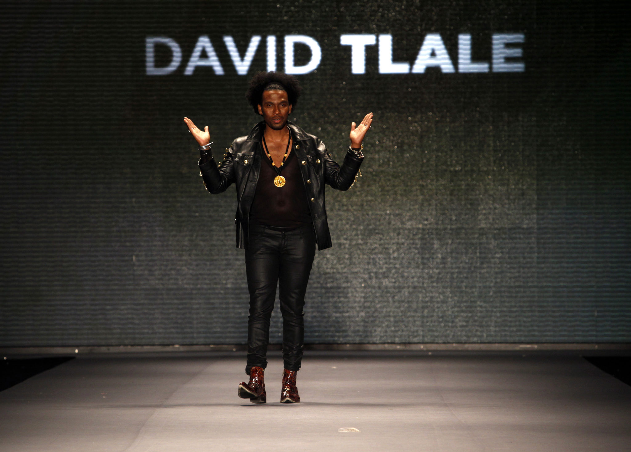 Designer David Tlale walks the runway during the Arise: African Promise Collective Spring 2010 show during New York Fashion Week, September 11, 2009. REUTERS/Eric Thayer (UNITED STATES FASHION) - RTR27QES