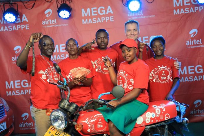 Airtel Uganda Managing Director, Anwar Soussa, pose with the lucky winners of the Mega Masappe promotion.