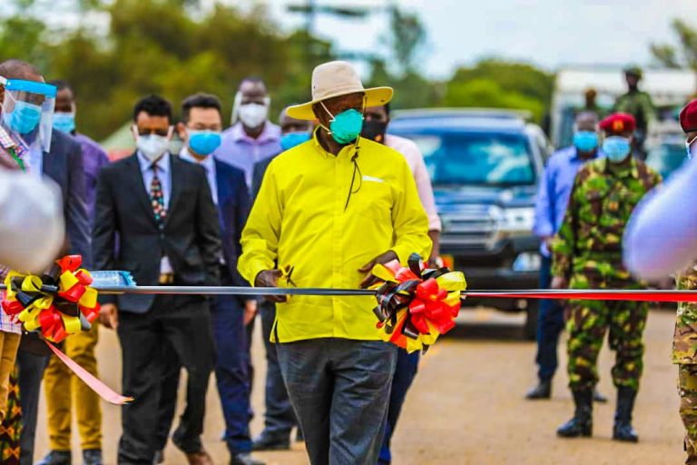 Museveni commissions Mbale-Lwakhakha border road